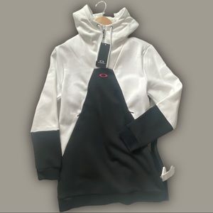 Sweatshirt Oakley new! With tag, good for early walk, confortable and warm!